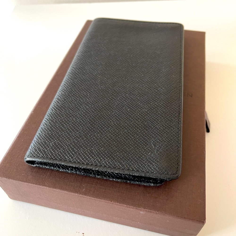 Authentic 💯 Louis Vuitton Long Black wallet